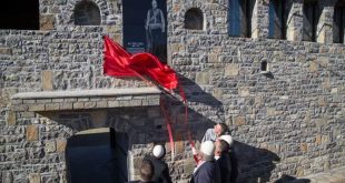 Në Prekaz zbulohet pllaka përkujtimore për veprimtarin dhe bashkëluftëtarin e Shaban Polluzhës, Ali Fazlija