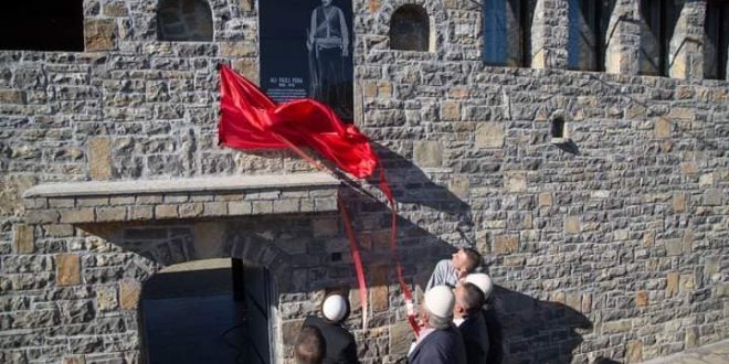 Në Prekaz zbulohet pllaka përkujtimore për veprimtarin dhe bashkëluftëtarin e Shaban Polluzhës, Ali Fazlija