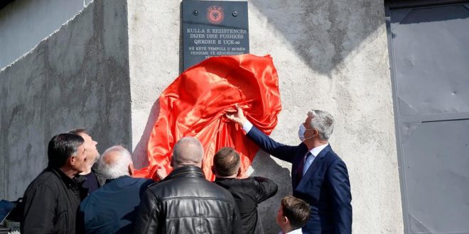 Kryetari Thaçi ka marr pjesë sot në zbulimin e Pllakës në Kullën e Rezistencës së familjes Imeri në Ozdrim