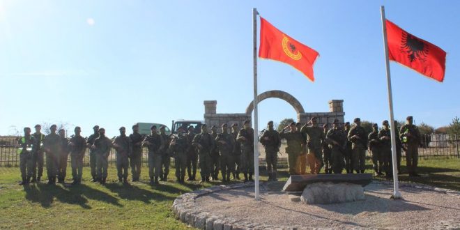 Gjatë marshimit kondicional të përgatitjes fizike FSK ndalon dhe bënë nderime të kulla e heronjve Fehmi e Xhevë Lladrovcit