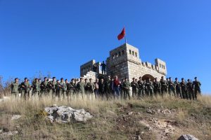 Gjatë marshimit kondicional të përgatitjes fizike FSK ndalon dhe bënë nderime të kulla e heronjve Fehmi e Xhevë Lladrovcit