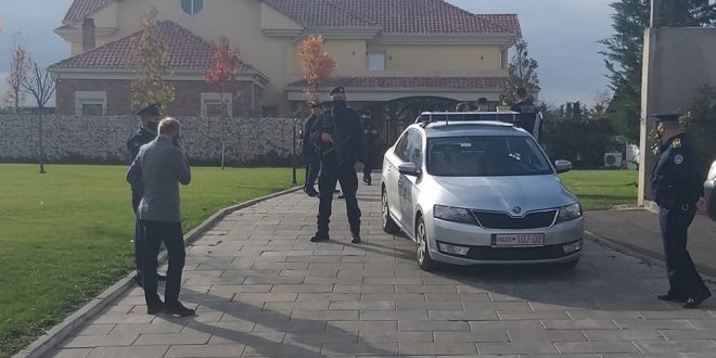 Edhe pse Hashim Thaçi dhe Kadri Veseli iu përgjigjen ftesës për të shkuar në Hagë, sot po u bastisen shtëpitë