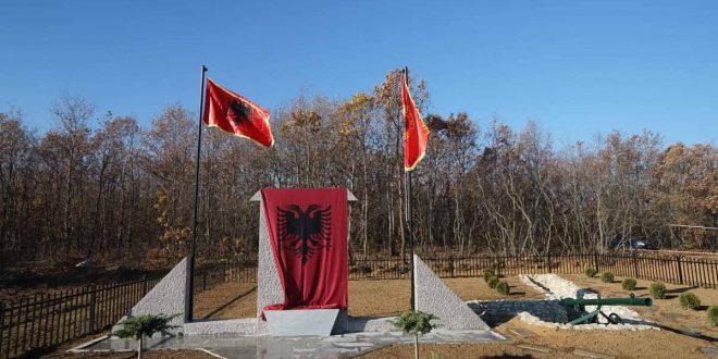 Në fshatin Llapushnik të komunës së Drenasit sot është bërë zbulimi i shtatores së heroit të kombit, Imer Alushani