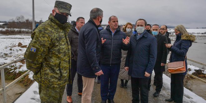 Kryeministri, Avdullah Hoti dhe Ministri i Mbrojtjes, Anton Çuni vizituan fshatin Dobroshec të Drenasit
