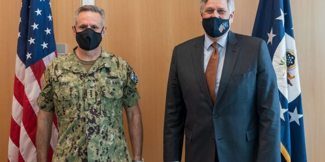 Ambasadori amerikan në Kosovë, Philip Kosnett e pret në takim Komandantin e Forcave të përbashkëta, Admiral Burke