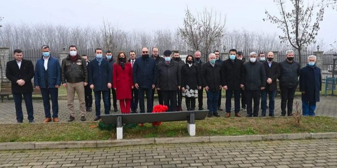 Kandidatët e PDK-së në Prizren, ditën e parë të fushatës e filluan me homazhe në varrezat e dëshmorëve në Landovicë
