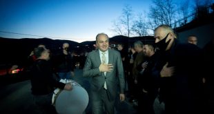 Kandidati për kryeministër i PDK-së, Enver Hoxhaj, së bashku me disa kandidatë për deputetë vizituan veriun e Kosovës