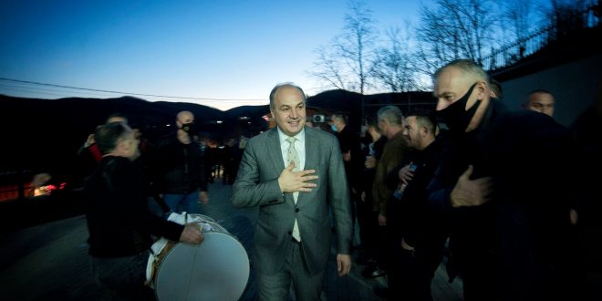 Kandidati për kryeministër i PDK-së, Enver Hoxhaj, së bashku me disa kandidatë për deputetë vizituan veriun e Kosovës