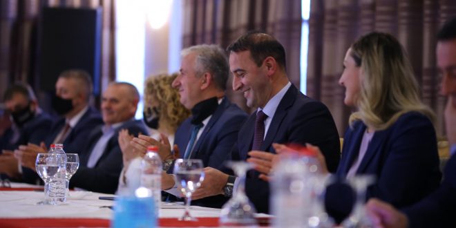 Daut Haradinaj në takimin e mbajtur në Therandë ka thënë se “Forca e Kosovës” është rinia e kësaj ane dhe e tërë venditDaut Haradinaj në takimin e mbajtur në Therandë ka thënë se “Forca e Kosovës” është rinia e kësaj ane dhe e tërë vendit
