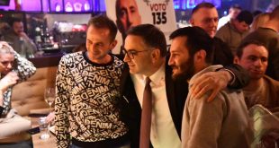 Kandidati për deputet nga AAK-ja, Besnik Tahiri, ka takuar të rinjtë e Prishtinës