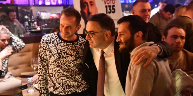 Kandidati për deputet nga AAK-ja, Besnik Tahiri, ka takuar të rinjtë e Prishtinës