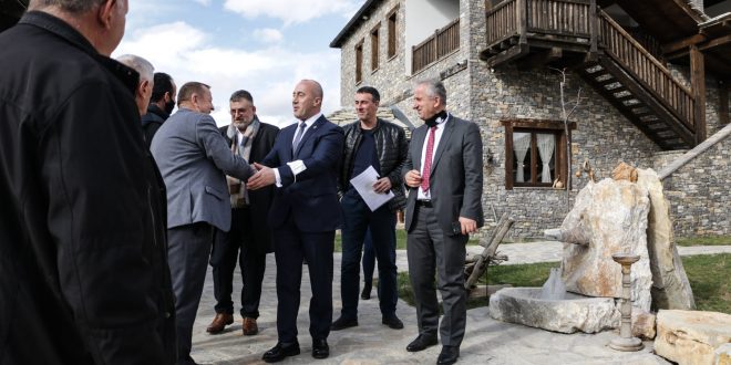 Ramush Haradinaj, në një tubim në Therandë, ka folur për të ardhmen e Kosovës në raport me BE-në dhe bisedimet me Serbinë