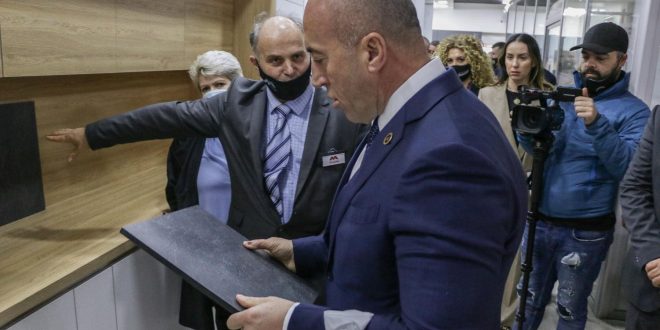 Kryetari i AAK-së, Ramush Haradinaj viziton një grup fermerësh dhe një fabrikë në Therandë