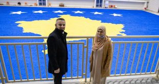 Flamuri i Kosovës i punuar Arbnora Fejza – Idrizi me letra thyen rekordin në Guinness World Record