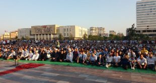 Mijëra besimtarë islamë, në Sheshin Skënderbej të Tiranës kanë falur namazin e Bajramit