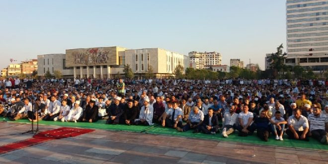 Mijëra besimtarë islamë, në Sheshin Skënderbej të Tiranës kanë falur namazin e Bajramit