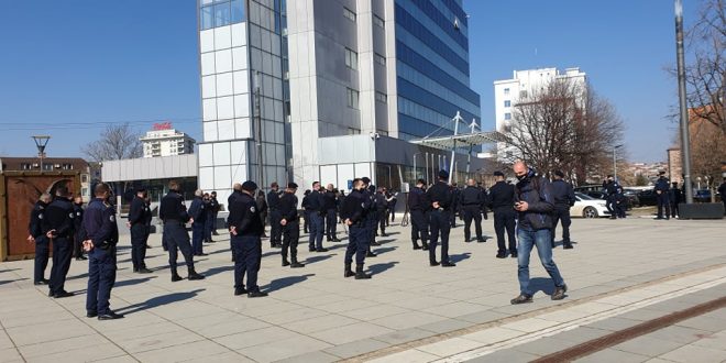 Pjesëtarët e Shërbimit Korrektues protestojnë para Qeverisë, për mos realizimin e premtimit nga sindikata