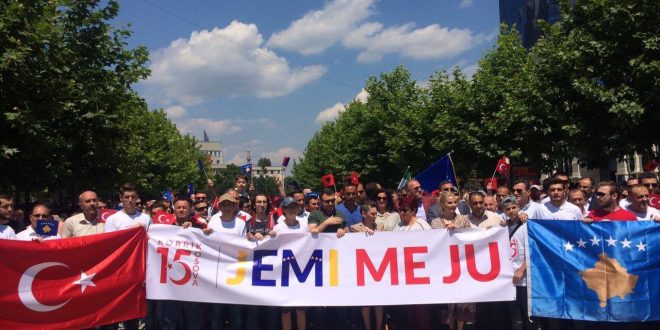 Në Prizren dhe në Prishtinë është shënuar dy-vjetori i shënimit të përpjekjes për grusht shtet, në Turqi