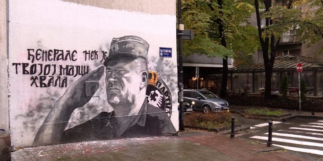 Muralin e kriminelit Mlladiq, i dënuar me burg të përjetshëm e mbron me polici, ministri i Mbrojtjes së Serbisë, A. Vulin