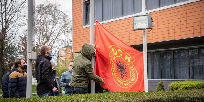 Partia Socialdemokrate ka zhvilluar një aksion në oborr të presidencës, duke vendosur Flamurin e UÇK-së