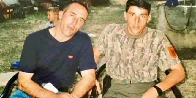Kryetari i AAK-së, Ramush Haradinaj e pëkujton vëllanë e tij Enverin në 16 vjetorin e vrasjes së tij