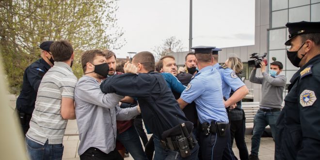 Natyra Kuçi: Aktivistët e PSD- së gjatë një aksioni u sulmuam me gaz lotësjellës nga policia, disa prej tyre edhe i arrestuan