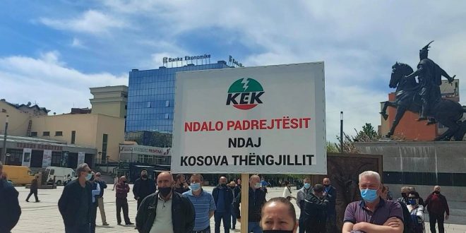 Punëtorët e Shoqërisë Aksionare “Kosova Thëngjill”, protestojnë para Qeverisë më kërkesë rikthimin në punë të punëtorëve