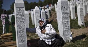 Familjarët e viktimave të masakrës së Srebrenicës dorëzojnë padi kundër Holandës në Gjykatën e Strasburgut