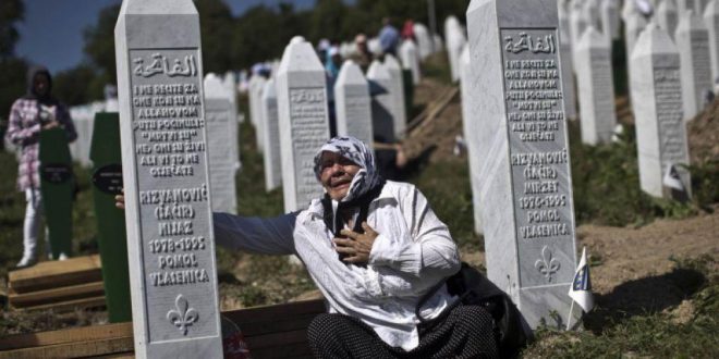 Familjarët e viktimave të masakrës së Srebrenicës dorëzojnë padi kundër Holandës në Gjykatën e Strasburgut