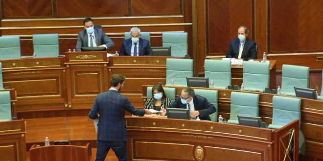 Deputeti i PDK-së, Uran Ismaili i dorëzon ministrit Arben Vitia ligjin për rregullimin e çmimit të barnave