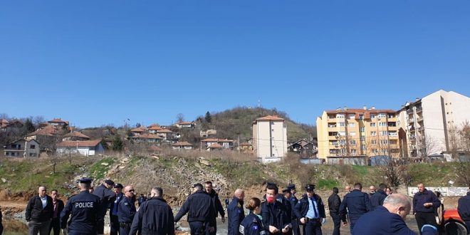 Sot në shtratin e lumit Ibër në Mitrovicë janë përleshur shqiptarët dhe serbët
