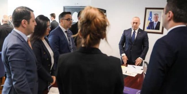 Haradinaj ka filluar ditën me një minutë heshtje në nderim të veprës së heroit e komandantit legjendar Adem Jashari