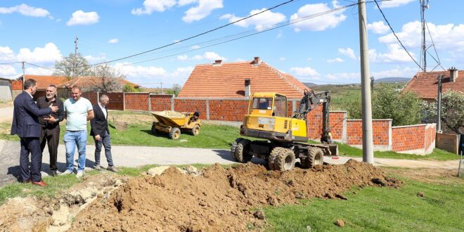 Përfunduan punimet në kuadër të projektit për kyçje individuale të shtëpive në rrjetin e ujësjellësit, në lagjet e fshatit Plluzhinë