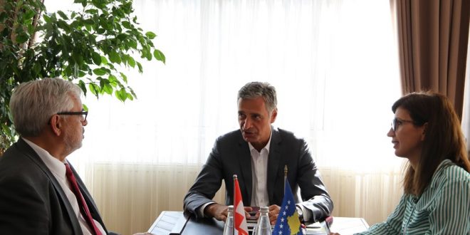 Kryeprokurori i Shtetit, Aleksandër Lumezi, ka pritur sot në takim ambasadorin e Zvicrës në Kosovë, Jean-Hubert Lebet