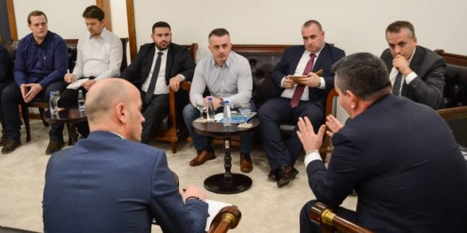 Ministri, Pal Lekaj, priti në takim përfaqësuesit e kontrollit ajror