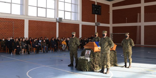 Me nderime ushtarake iu dha lamtumira e fundit nënoficerit, Besim Bajraktari