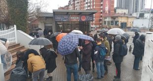 Sot në Prishtinë u mbajt një protestë kundër reduktimeve dhe krizës së energjisë elektrike në vend, nga "Grupi Protestoj"