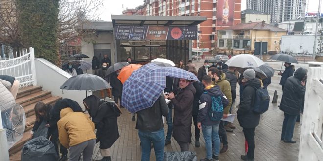 Sot në Prishtinë u mbajt një protestë kundër reduktimeve dhe krizës së energjisë elektrike në vend, nga "Grupi Protestoj"