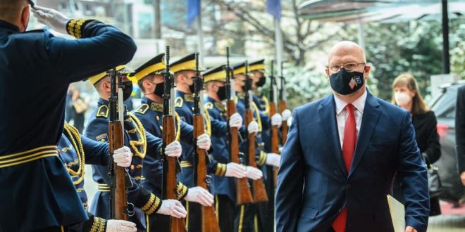 Diplomati, Xhefri Hovenier, edhe zyrtarisht mori detyrën e tij, në postin e ambasadorit amerikan, në Kosovë