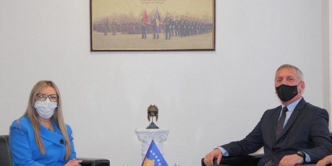 Ministri i Mbrojtjes, Anton Quni, priti në takim Sekretaren e Përgjithshme të Ministrisë së Mbrojtjes, Rozafa Ukimeraj
