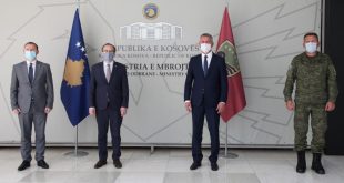 Kryeministri, Avdullah Hoti vizitoi Ministrinë e Mbrojtjes dhe Qendrën Mjekësore të FSK-së