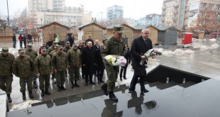 Ministri i Mbrojtjes dhe komandanti i FSK-së bënë homazhe tek shtatorja e heroit të kombit, Zahir Pajaziti