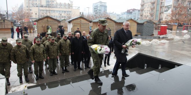 Ministri i Mbrojtjes dhe komandanti i FSK-së bënë homazhe tek shtatorja e heroit të kombit, Zahir Pajaziti