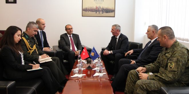 Ministri i Mbrojtjes Anton Quni priti në vizitë ambasadorin e Republikës së Turqisë në Kosovë, z. Çagri Sakar