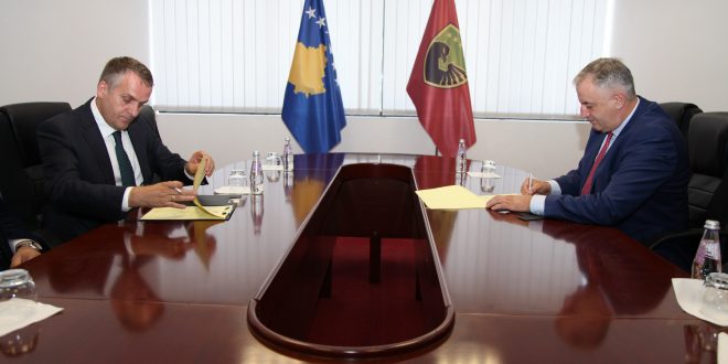 Nënshkruhet Marrëveshja e bashkëpunimit ushtarako-civil për vendosjen e një radari në Aeroportin e Gjakovës