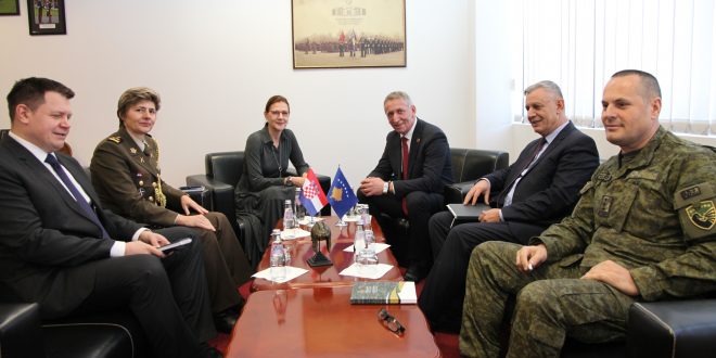 Ministri i Mbrojtjes, Anton Çuni, priti në vizitë ambasadoren e Republikës së Kroacisë në Kosovë, znj. Danijela Barishiq