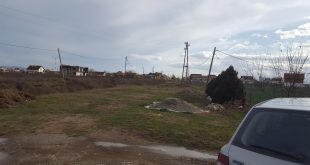 Rrëzohen shtyllat elektrike, KEDS dhe Komuna e Fushë Kosovës injorojnë peticionet