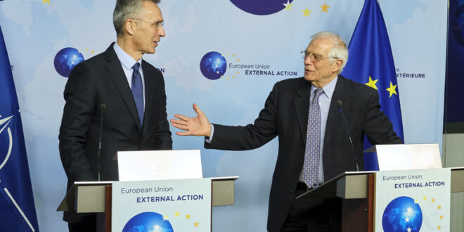 Shefi i Bashkimit Evropian, Josep Borrell, ka folur me sekretarin e Përgjithshëm të NATO-s, Jens Stoltenberg, lidhur me situatën në veri të Kosovës. Borrell ka thënë se është pajtuar me Stoltenberg që Kosova të mos marrë hapa të njëanshëm, destabilizues. Vlerësoni koordinimin e mirë të vazhdueshëm ndërmjet EULEX-NATO-KFOR në sigurimin e një mjedisi të sigurt dhe të sigurt”, shkroi Borrell. Ndërsa kryeministri i Kosovës, Albin Kurti, tha se i kupton shqetësimet e partnerëve ndërkombëtarë lidhur me situatën e krijuar në tri komunat në veri të Kosovës, të banuara me shumicë serbe, pasi hyrja në zyra të komunave e kryetarëve të rinj u kundërshtua nga serbët lokalë. Kurti tha më 27 maj se ndërtesat komunale janë të shtetit të Kosovës, prandaj ato, sipas tij, nuk “janë marrë dje dhe nuk do të merren asnjë ditë tjetër”. Bashkësia ndërkombëtare ka dënuar këtë veprim të Prishtinës, duke e cilësuar si “hyrje me forcë” në ndërtesat komunale të kryetarëve të rinj, që u zgjodhën në zgjedhjet lokale të 23 prillit.