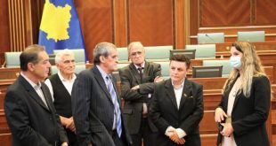 Mbi 100 bashkatdhetarë nga shtete të ndryshme e vizitojnë Kuvendin e Kosovës