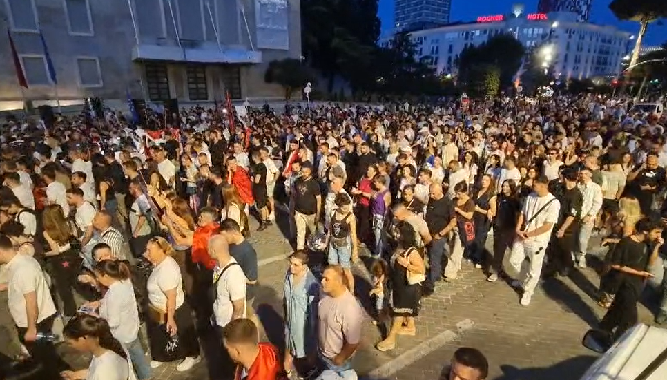 Protesta për zonat e mbrojtura hyn në ditën e 10 të  qytetarët marshojnë drejt Kryeministrisë